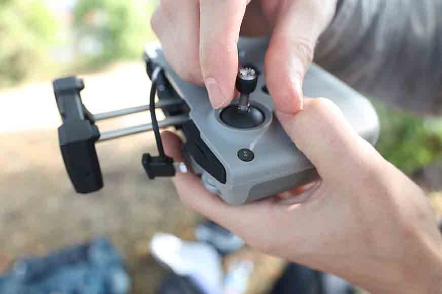 Die Joysticks müssen am Controller der DJI Air 2S  drangeschaubt werden.